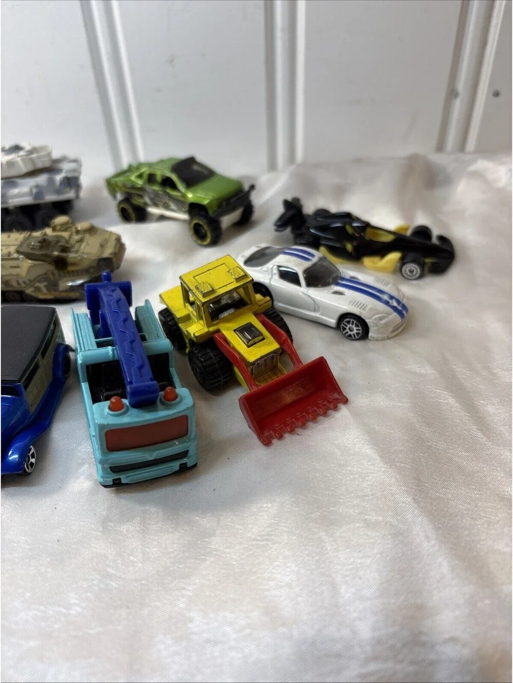 Lot Of 14 Vintage Toy Vehicles Hot Wheels , Matchboxes And Maisto Brands